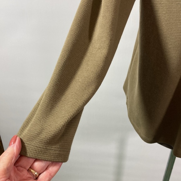 D&Co Top Women Size Large Green w Southwestern Print Neckline V Neck Long Sleeve - Picture 4 of 9